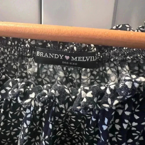 Brandy Melville One Size Off Shoulder Crop Top - Pre Loved - Picture 2 of 2